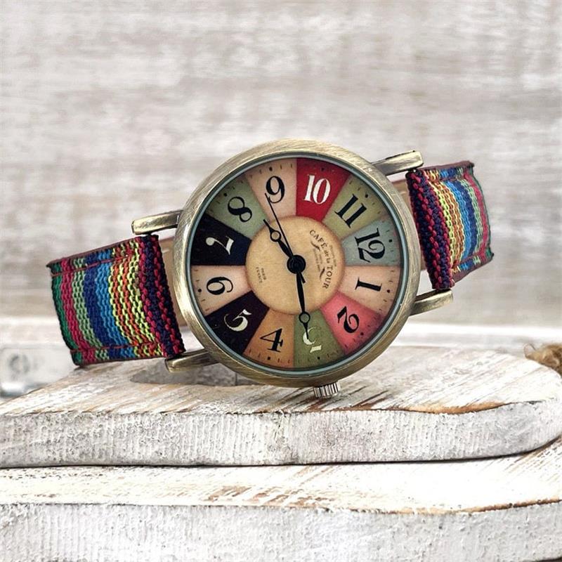 Damen-Uhr mit geflochtenem Armband im Regenbogenmuster