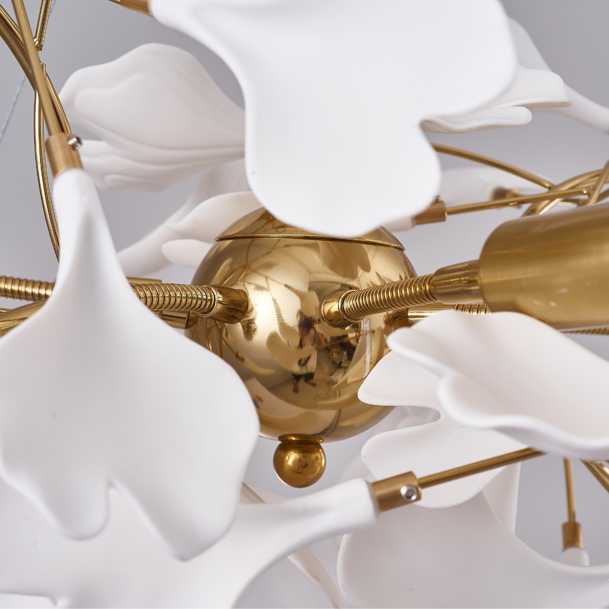 NatureGlow – Elegant Ginkgo Leaf Pendant