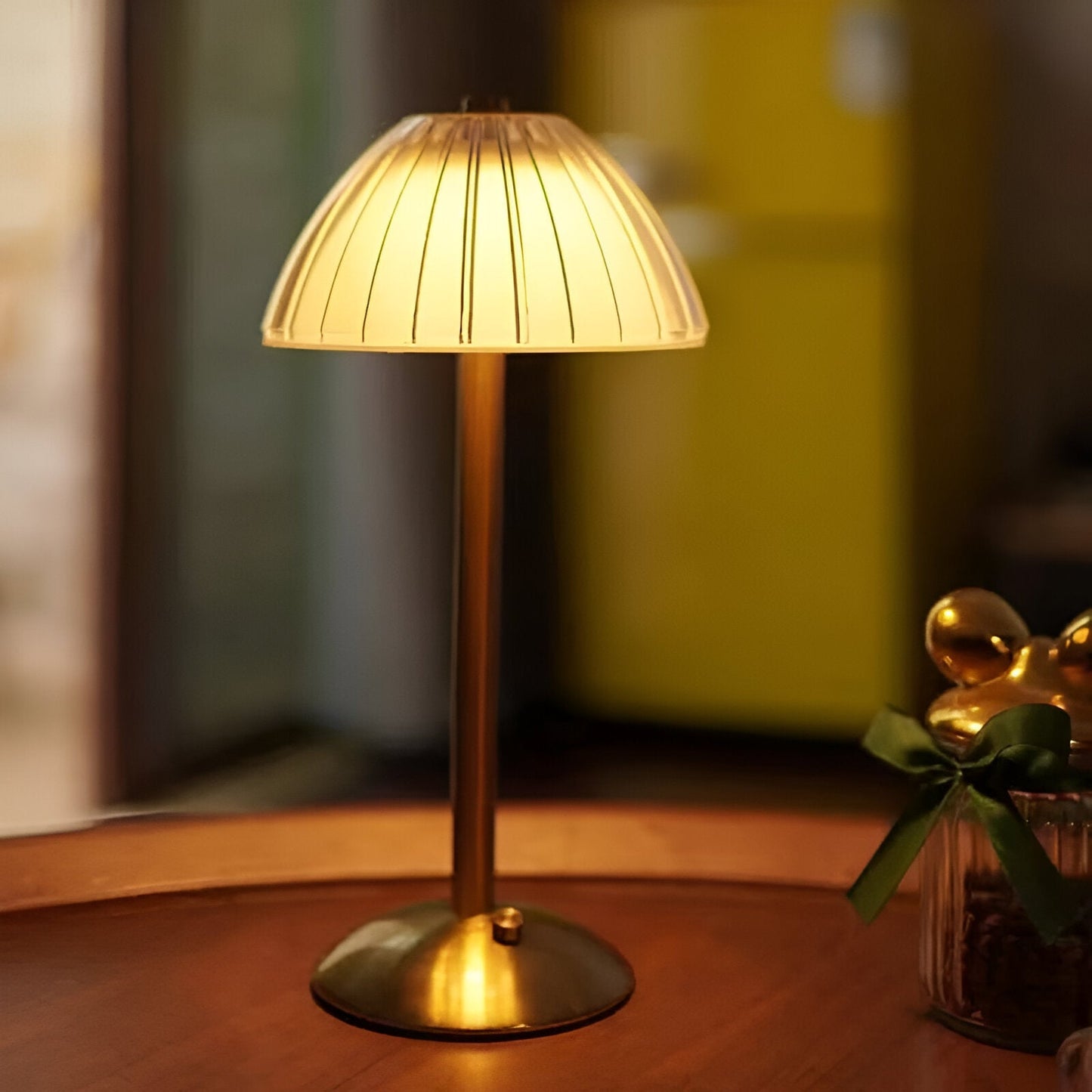 VintageGlow – Elegant Wireless Table Lamp with Timeless Desi