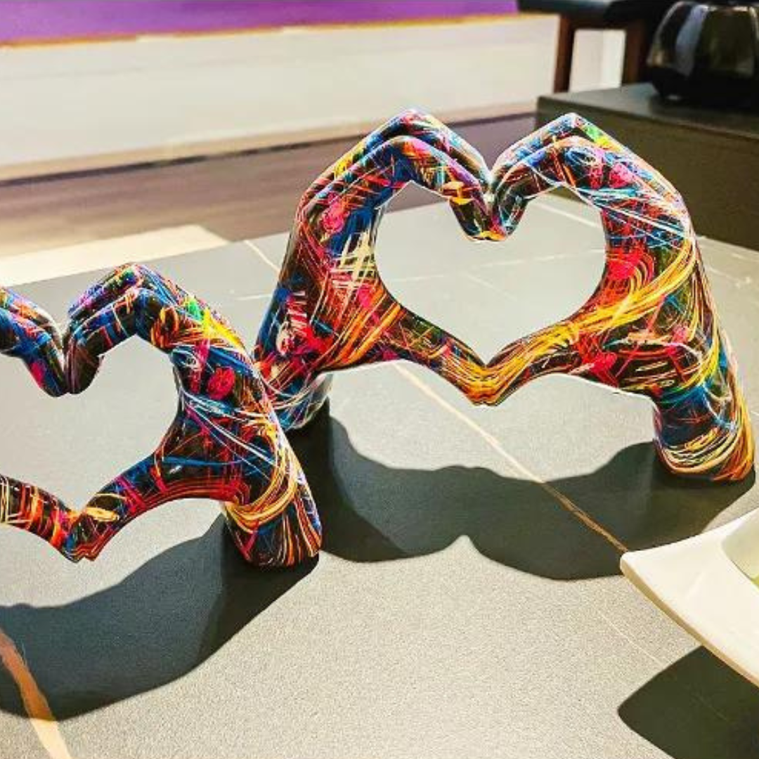 Abstrakte Hand-Herz-Skulptur als dekorative Figur