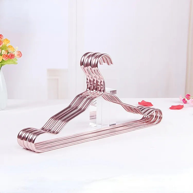 Luxe koperen kledinghangers – elegante kledingkastorganisatie