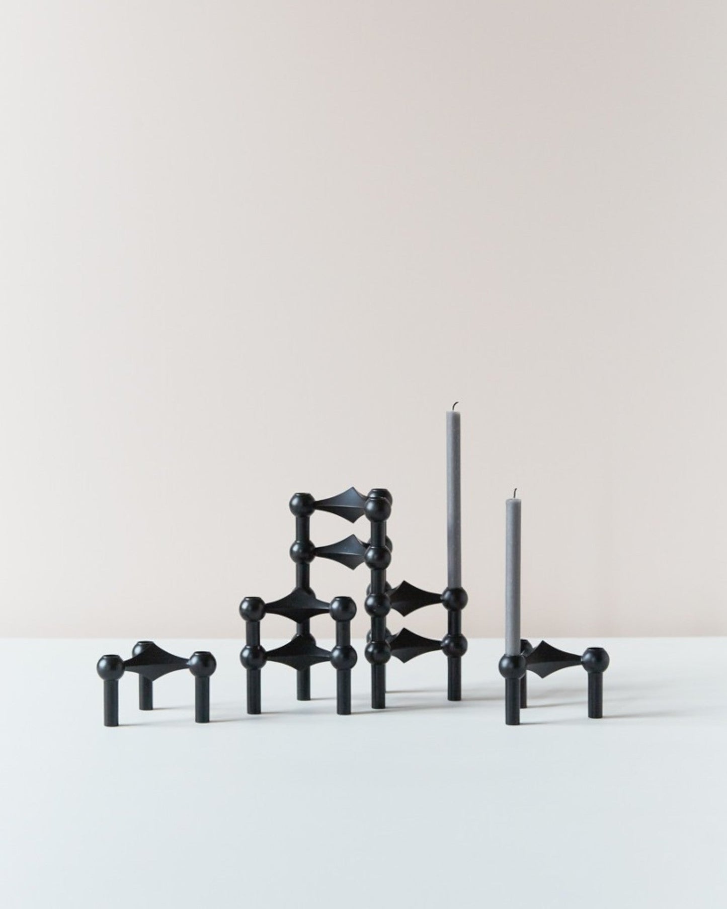 TriForma – Skulpturaler Metall-Kerzenhalter für 3 Kerzen