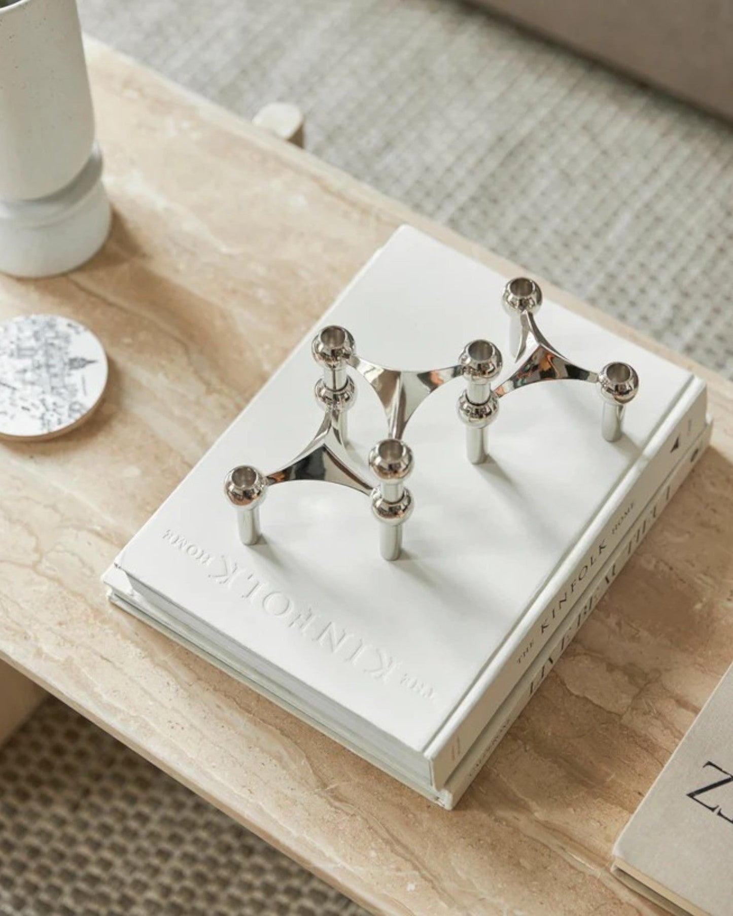 TriForma – Skulpturaler Metall-Kerzenhalter für 3 Kerzen