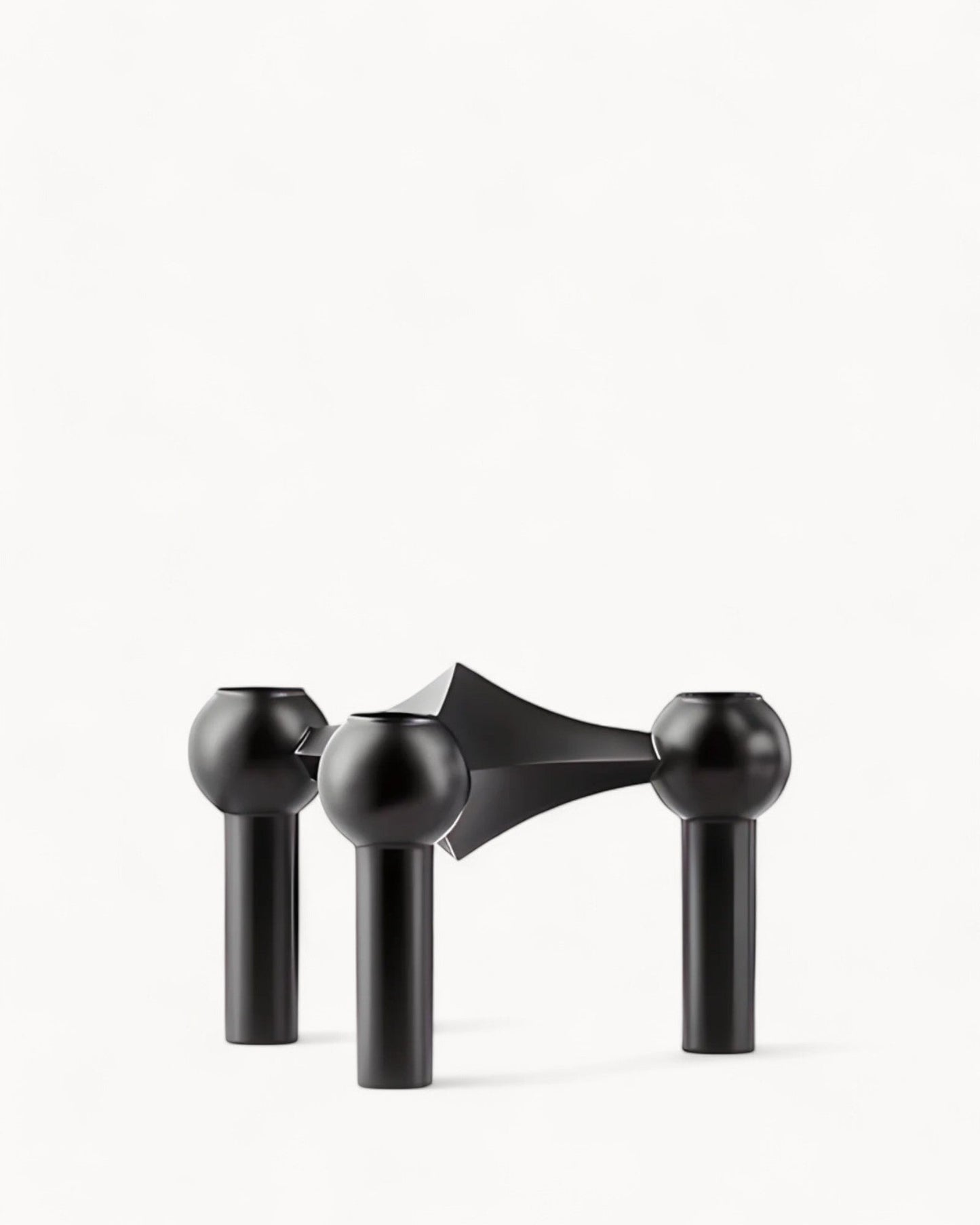 TriForma – Skulpturaler Metall-Kerzenhalter für 3 Kerzen