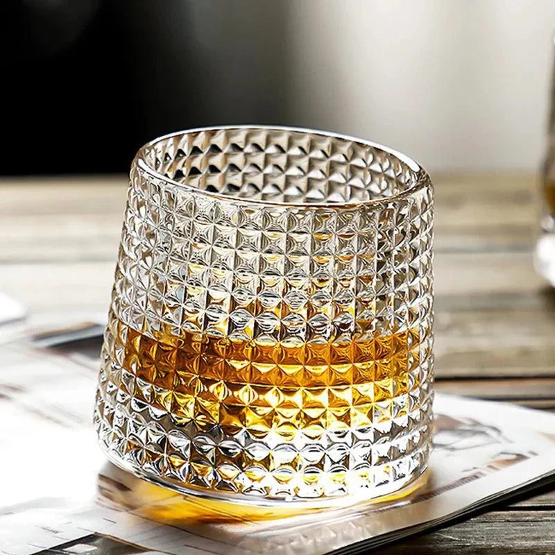 RippleGlaze – Strukturiertes Whiskyglas mit drehbarem Design für elegantes Genießen