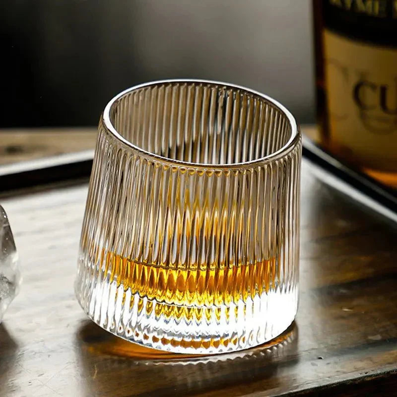 RippleGlaze – Strukturiertes Whiskyglas mit drehbarem Design für elegantes Genießen