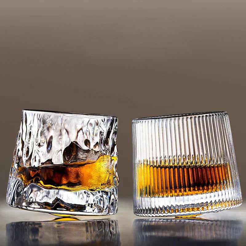 RippleGlaze – Strukturiertes Whiskyglas mit drehbarem Design für elegantes Genießen