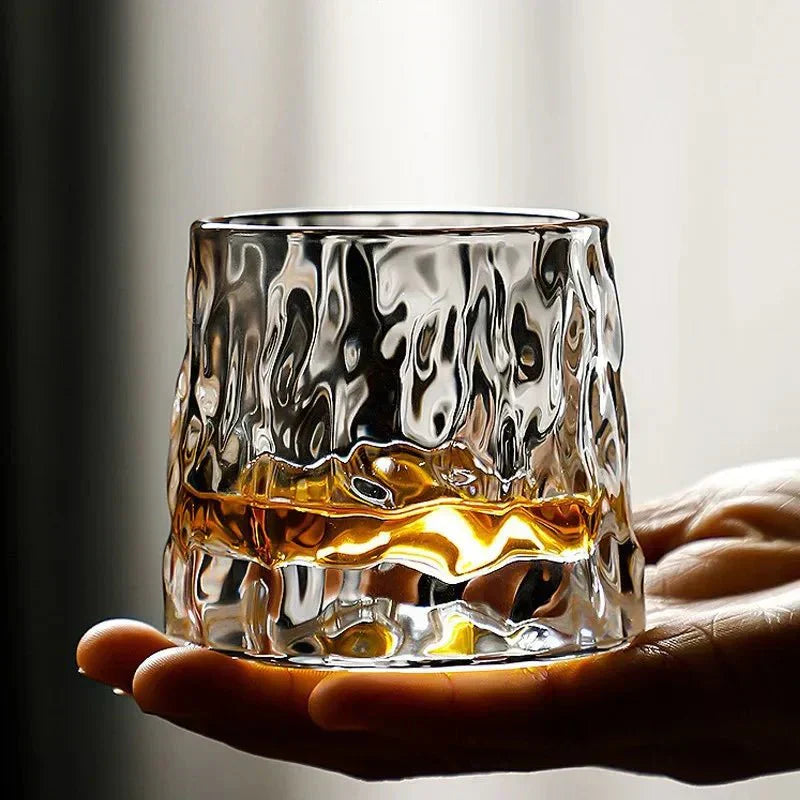 RippleGlaze – Strukturiertes Whiskyglas mit drehbarem Design für elegantes Genießen