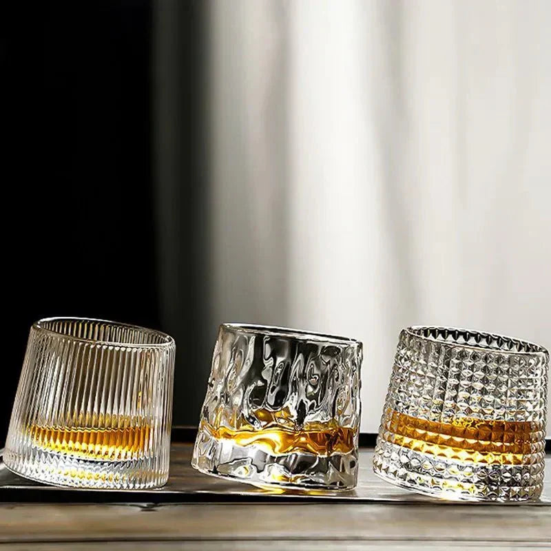 RippleGlaze – Strukturiertes Whiskyglas mit drehbarem Design für elegantes Genießen